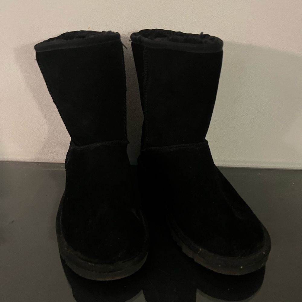 Woman’s Black Ugg boots
